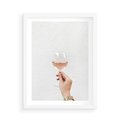 Plakat w ramie 50x70 - Kobieca Dłoń i Różowe Wino - kieliszek różowego wina, kobieca dłoń - rama biała