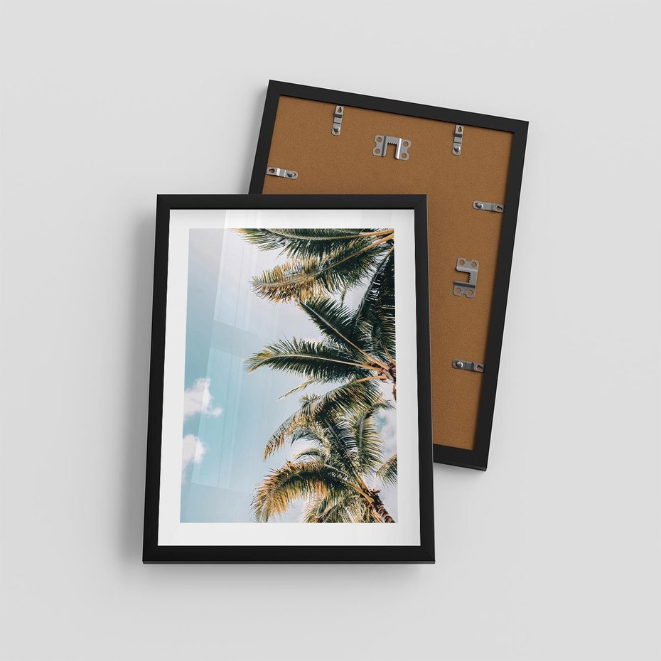 Plakat w ramie 30x40 - Pod Błękitnym Niebem - palmy, ujęcie z dołu - rama czarna