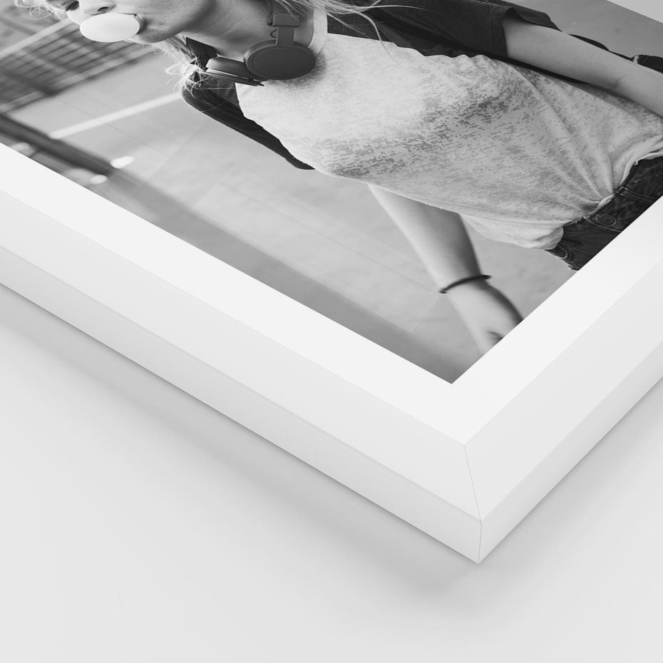 Plakat w ramie 50x70 - Letnia Młodość - nowoczesna fotografia, czarno biała - rama biała