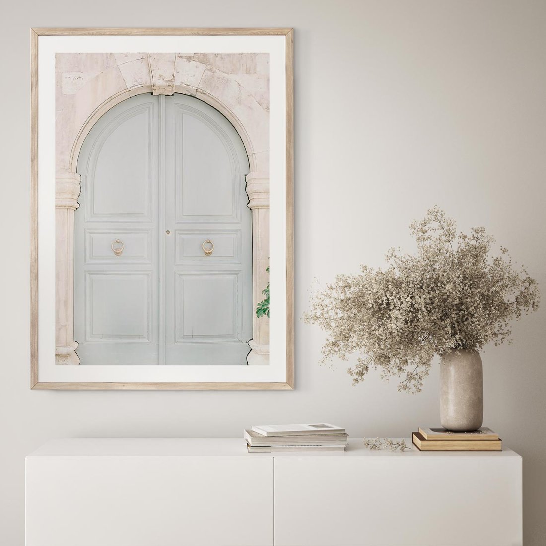 Plakat w ramie 50x70 - Błękitne Drzwi Kamienicy: Urok Historii - stare piękne drzwi do kamienicy, błękitne drzwi - rama drewno