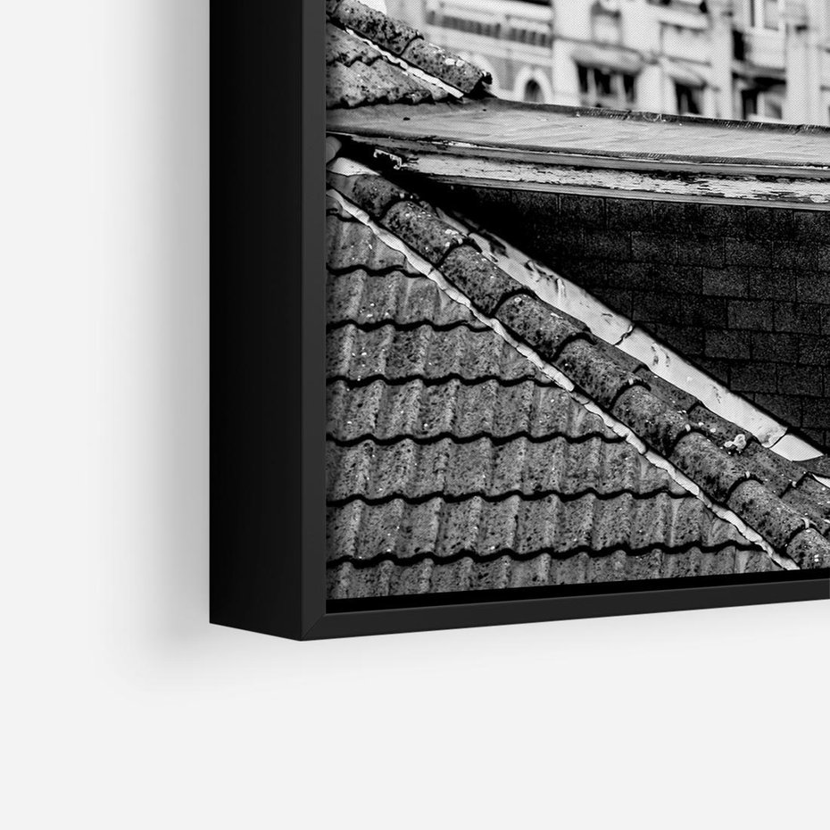 Obraz w ramie 50x50 - Miasto w Retro Odsłonie - fotografia czarno biała, ujęcie na dachy wielkiego miasta - rama czarna
