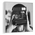 Obraz w ramie 50x50 - Mężczyzna za Aparatem - czarno białe zdjęcie, portret - rama biała