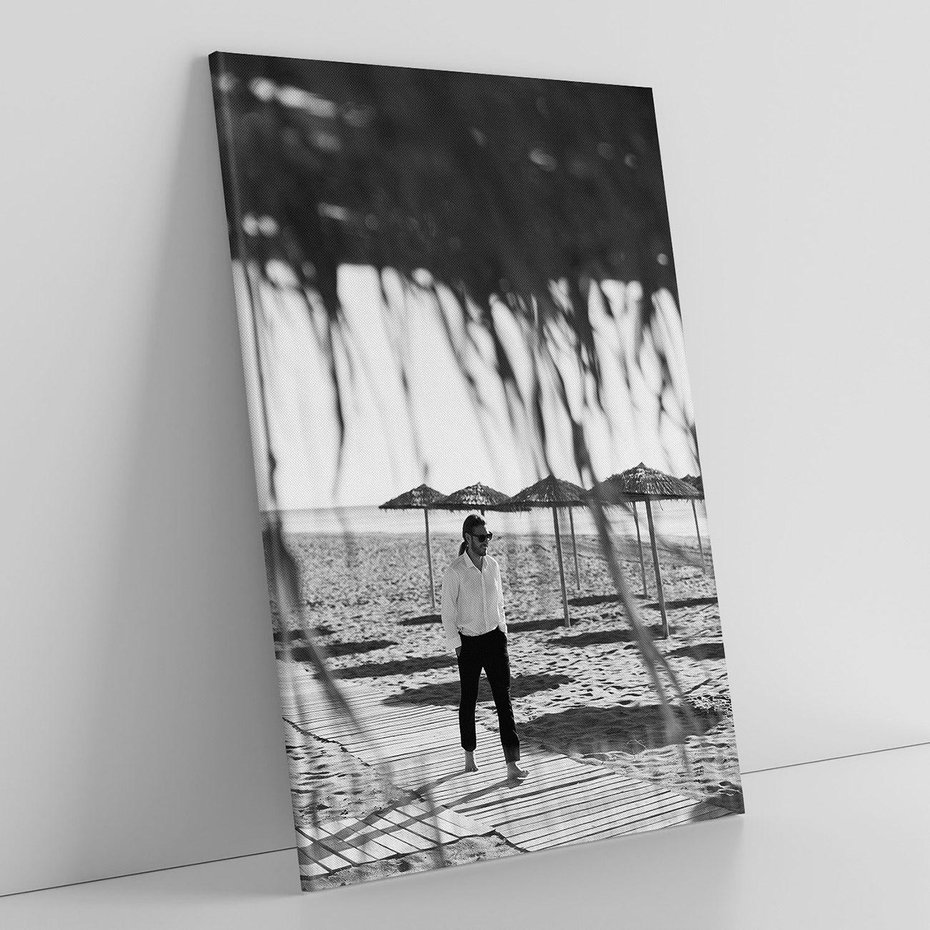 Obraz na płótnie 50x70 - Wakacyjny Spacer - czarno białe zdjecie, plaża