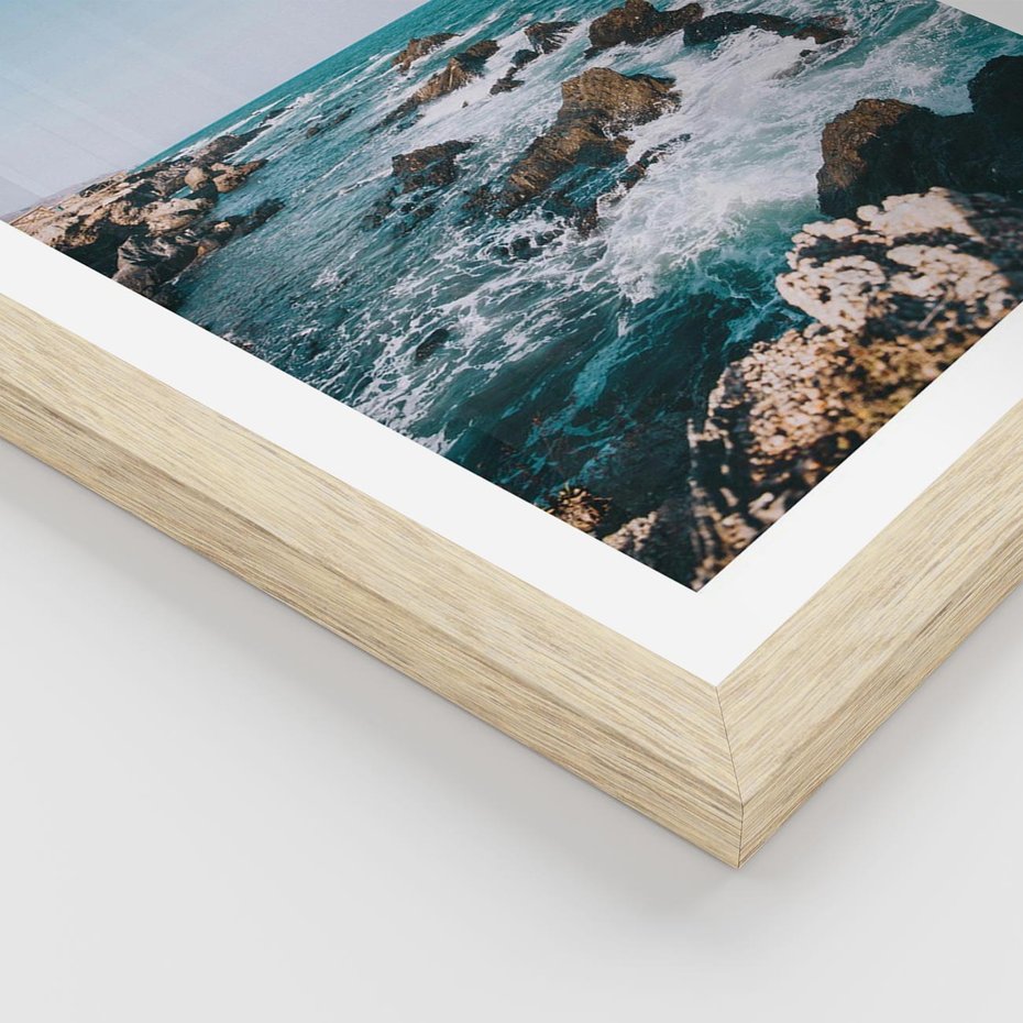 Plakat w ramie 30x40 - Dramatyczna Sceneria: Fale i Skały nad Morzem - morze, fale - rama drewno