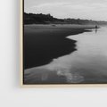 Obraz w ramie 50x50 - Nadmorska Melodia - czarno białe zdjęcie, plaża - rama drewno