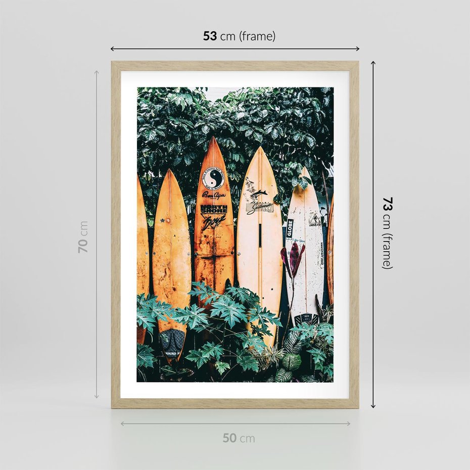 Plakat w ramie 50x70 - Surfowanie w Harmonii z Naturą - deski surfingowe, oparte o rośliny - rama drewno