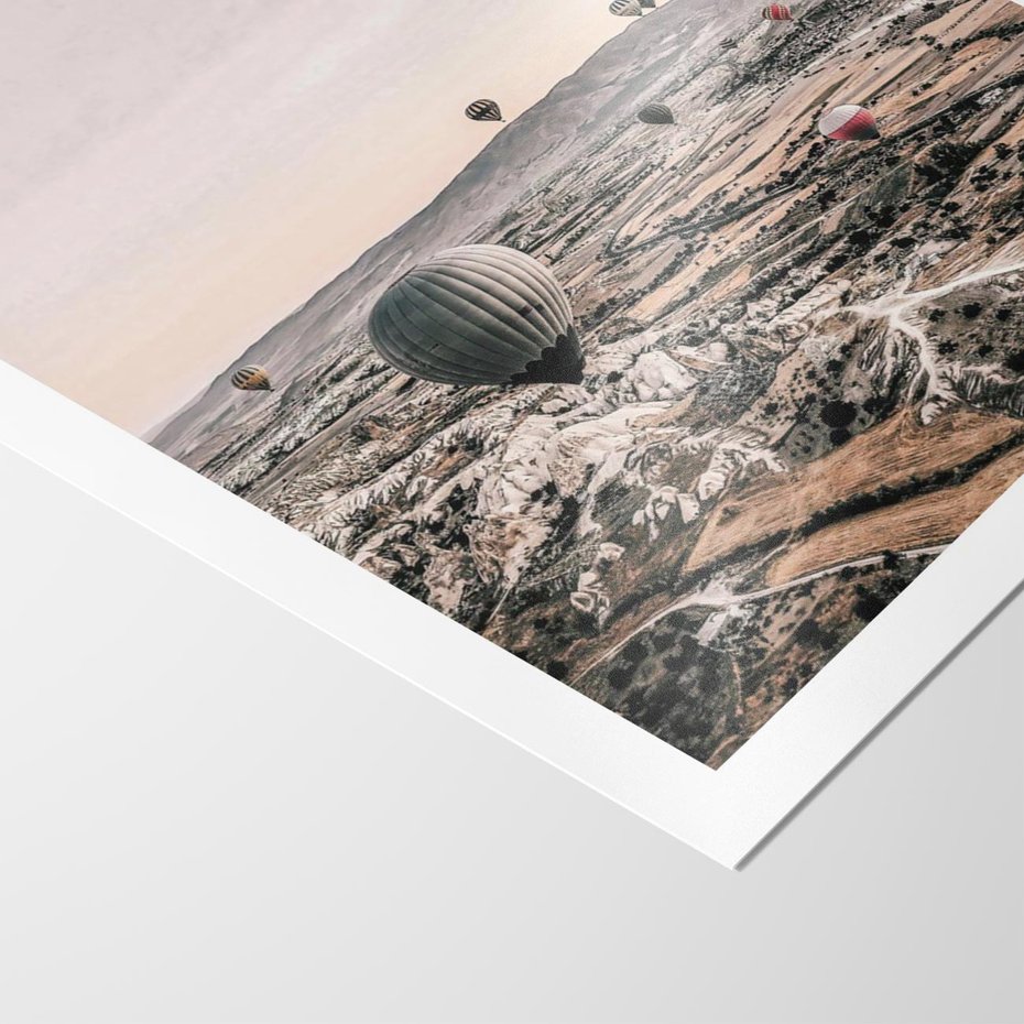 Plakat bez ramy 21x30 - Wolność w Powietrzu - balony latające nas pustynnym krajbrazem, balony do latania