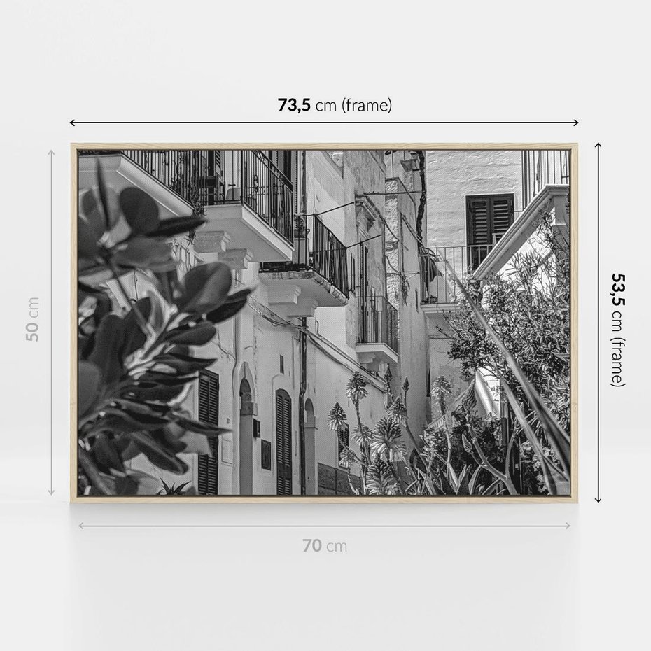 Obraz w ramie 70x50 - Nadmorska Uliczka - czarno białe zdjecie, uliczka w nadmorskim mieście - rama drewno