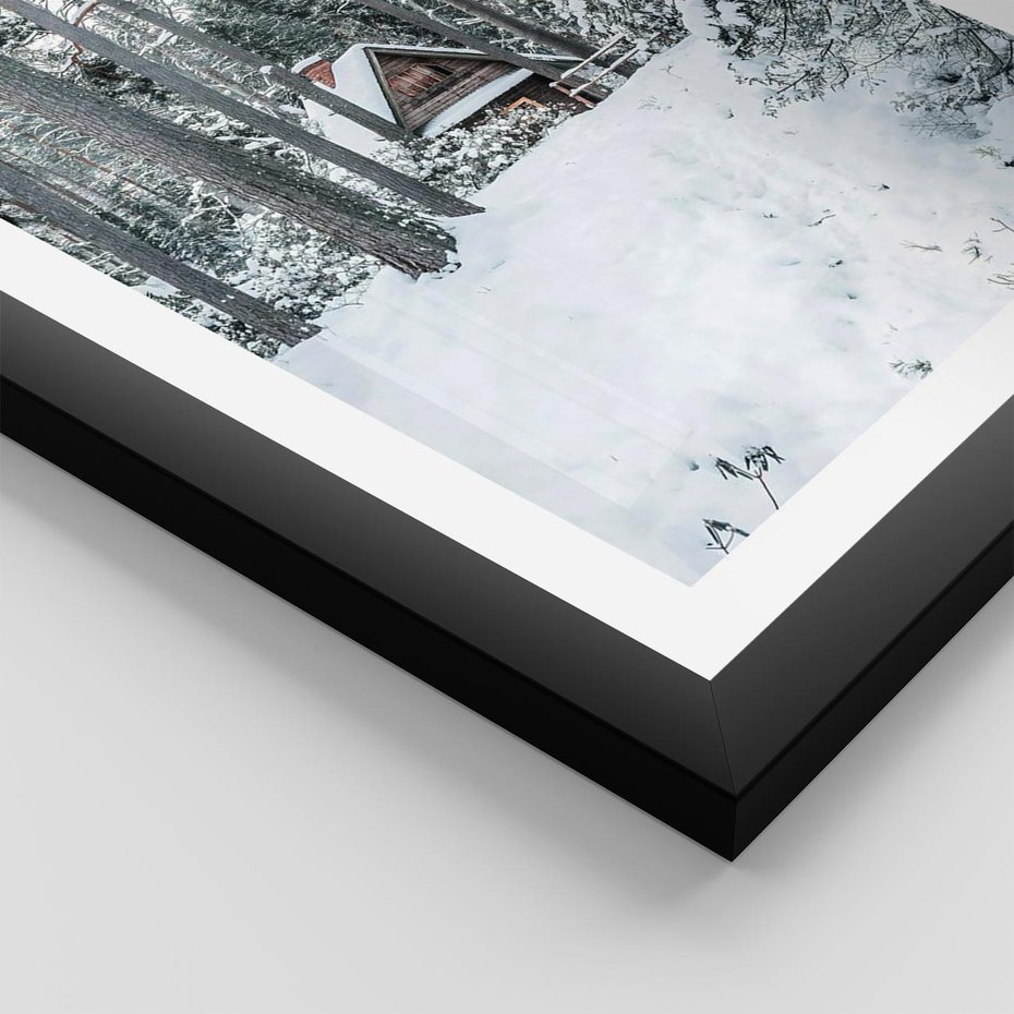Plakat w ramie 30x40 - Spokój Zimowej Przygody w Lesie - domek w górach w lesie, zima - rama czarna