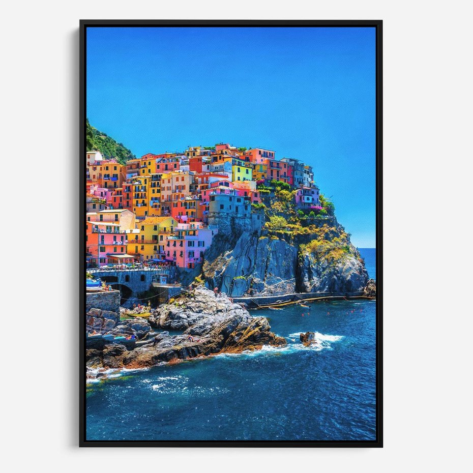 Obraz w ramie 70x100 - Barwne Wybrzeże - nadmorskie miasto na klifie, kolorowe tęczowe budynki - rama czarna