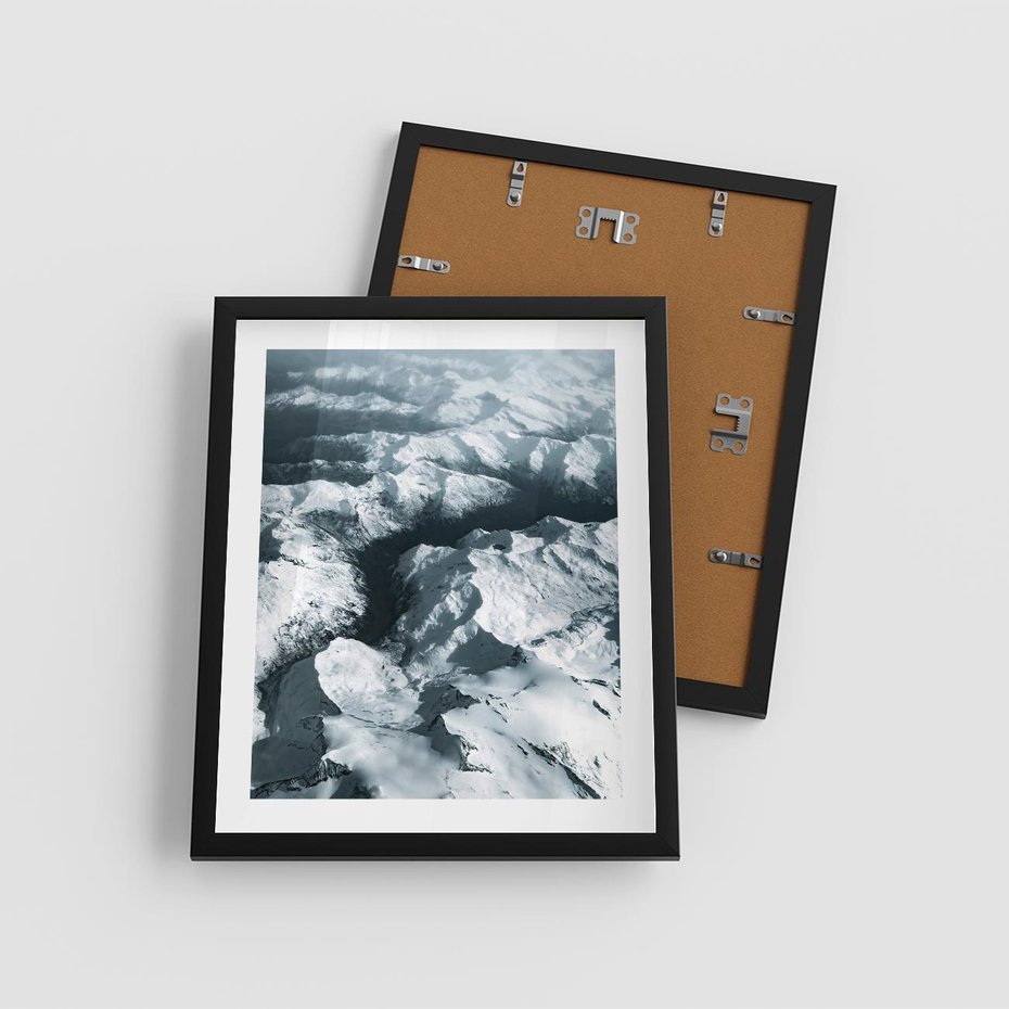 Plakat w ramie 40x50 - Ośnieżone Szczyty z Wysoka - ośnieżone szczyt górskie, zdjęcie z lotu ptaka - rama czarna