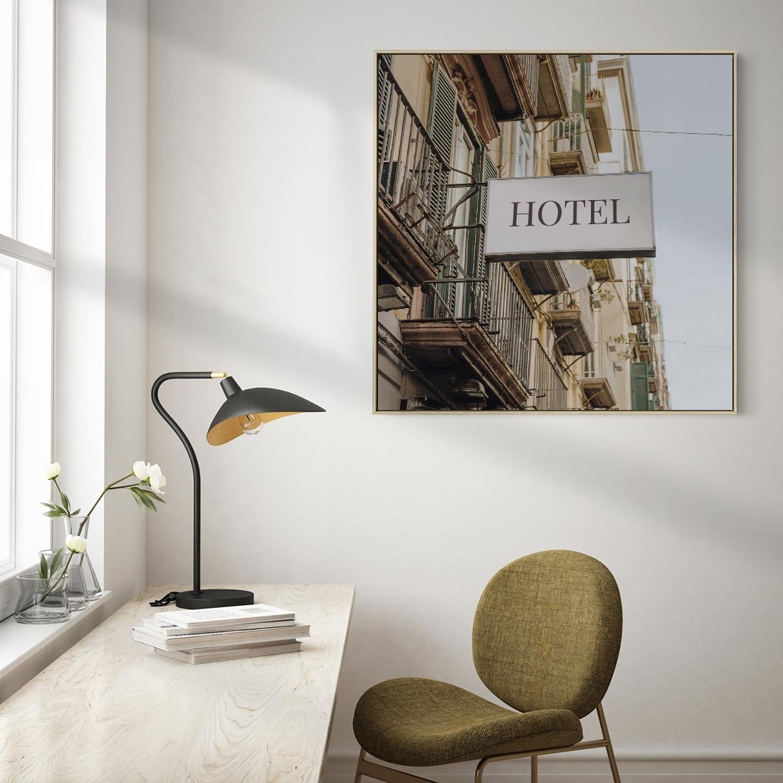 Obraz w ramie 50x50 - Magiczne Spacery - hotel, uliczka - rama drewno