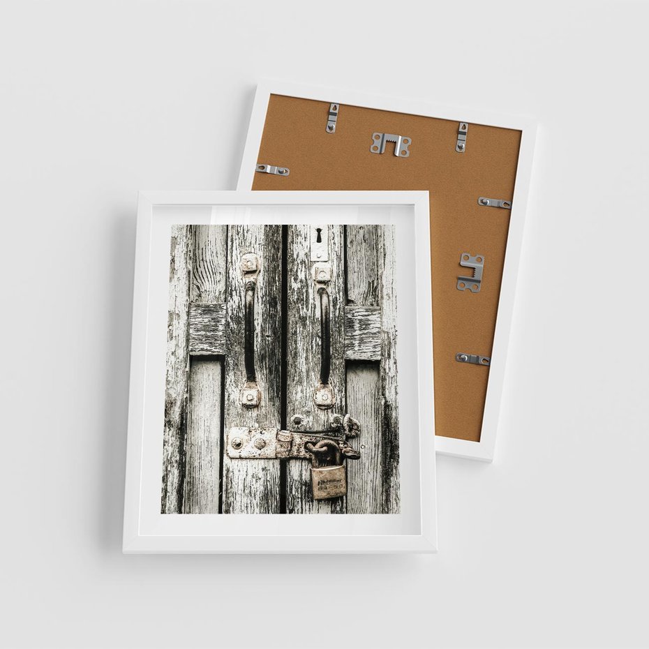 Plakat w ramie 40x50 - Retro Drzwi: Zamknięta Tajemnica - stare drzwi, kłódka - rama biała