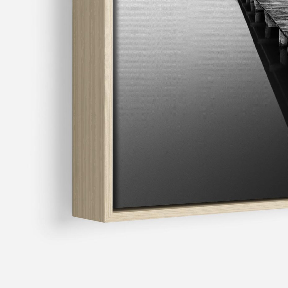 Obraz w ramie 50x50 - Mglista Perspektywa - czarno biała fotografia, drewniany pomost na jeziorze - rama drewno