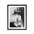 Plakat w ramie 30x40 - Po Schodach w Dół - czarno białą fotgrafia, zakręcone schody w starek kamienicy - rama czarna