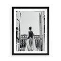 Plakat w ramie 50x70 - Poranki w Paryżu - czarno białe zdjęcie, kobieta w prześcieradle na balkonie - rama czarna