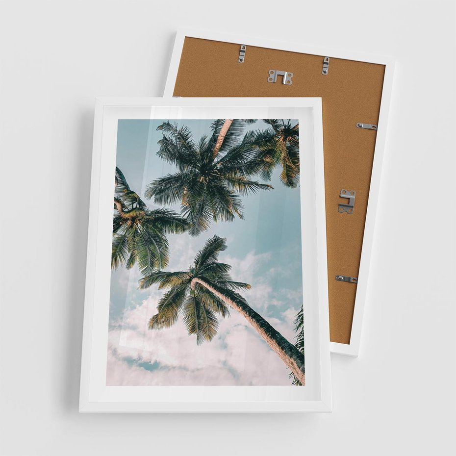 Plakat w ramie 50x70 - Wzrok ku Niebu - palmy na tle nieba, ujęcie z dołu - rama biała