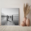 Obraz w ramie 50x50 - Spokojna Przystań - czarno biała fotografia, drewniany pomost na jeziorze - rama biała