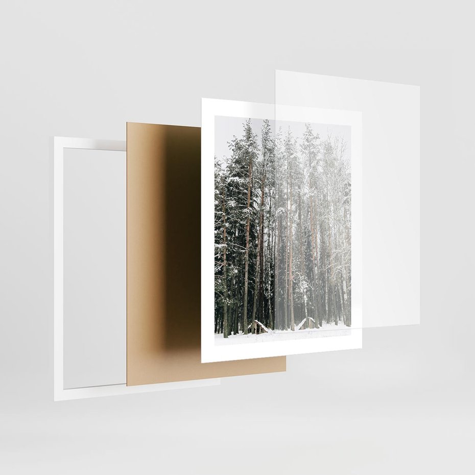 Plakat w ramie 40x50 - Sypiący Śnieg - las w zimie, drzewa pod śniegiem - rama biała