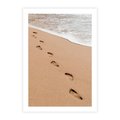 Plakat bez ramy 50x70 - Ślady Stóp na Plaży: Spacer nad Morzem - plaża, ślady stóp na piasku