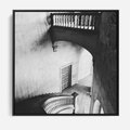 Obraz w ramie 50x50 - Po Schodach w Dół - czarno białą fotgrafia, zakręcone schody w starek kamienicy - rama czarna