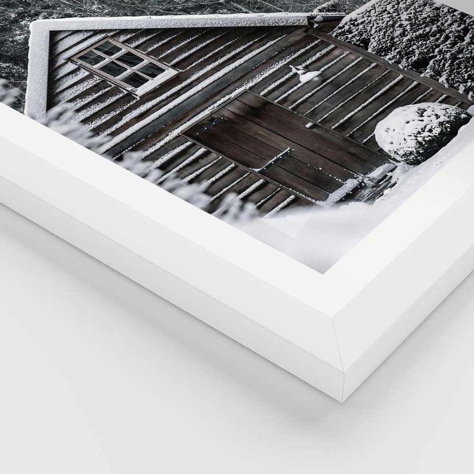 Plakat w ramie 50x70 - Zaklęta Zima - domek w lesie, śnieg - rama biała