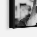 Obraz w ramie 70x50 - Mężczyzna za Aparatem - czarno białe zdjęcie, portret - rama czarna