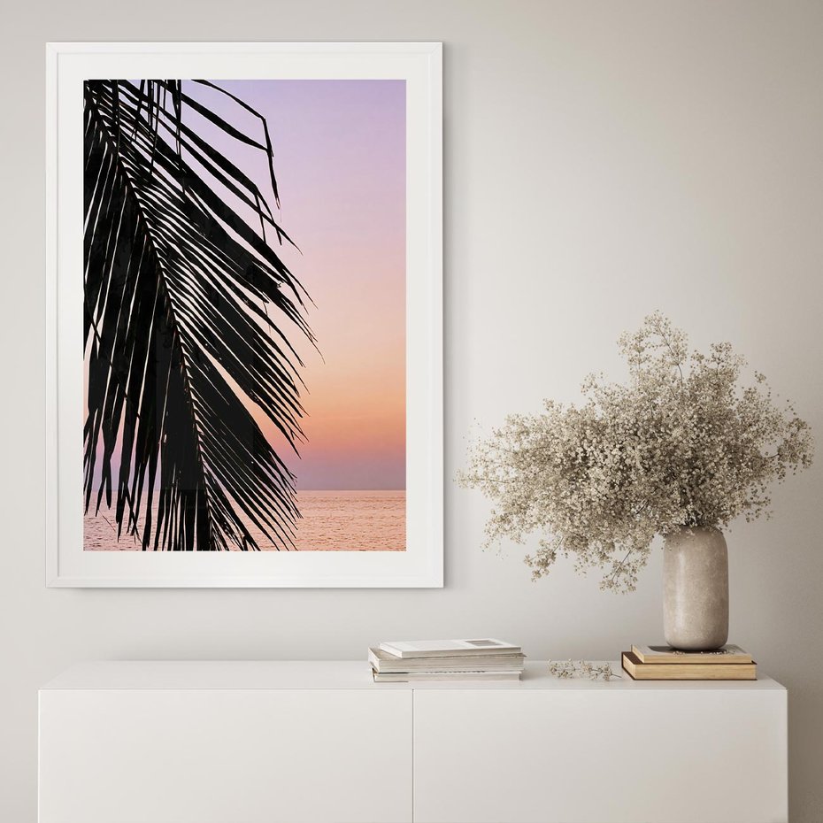 Plakat w ramie 50x70 - Liście Palmy nad Morzem - zachód słońca, liście palmy na tle nieba i morza - rama biała