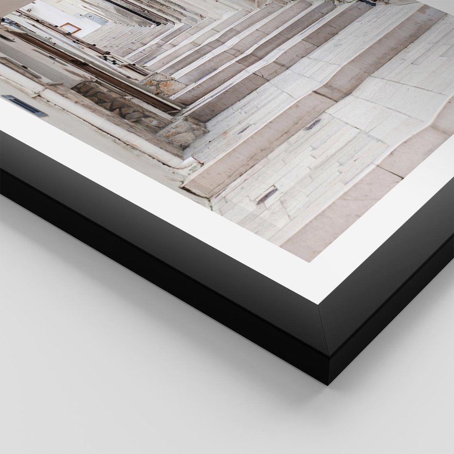 Plakat w ramie 30x40 - Urokliwa uliczka w perspektywie - uliczka, perspektywa - rama czarna