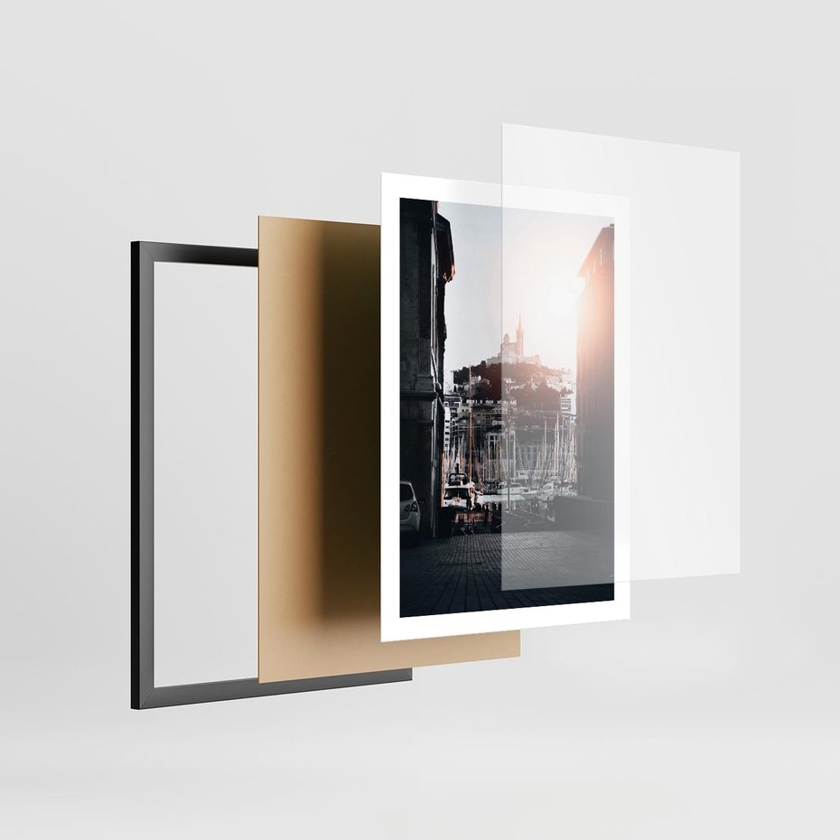 Plakat w ramie 50x70 - Światło Portowe - czarno białe zdjecie, uliczka w nadmorskim mieście - rama czarna