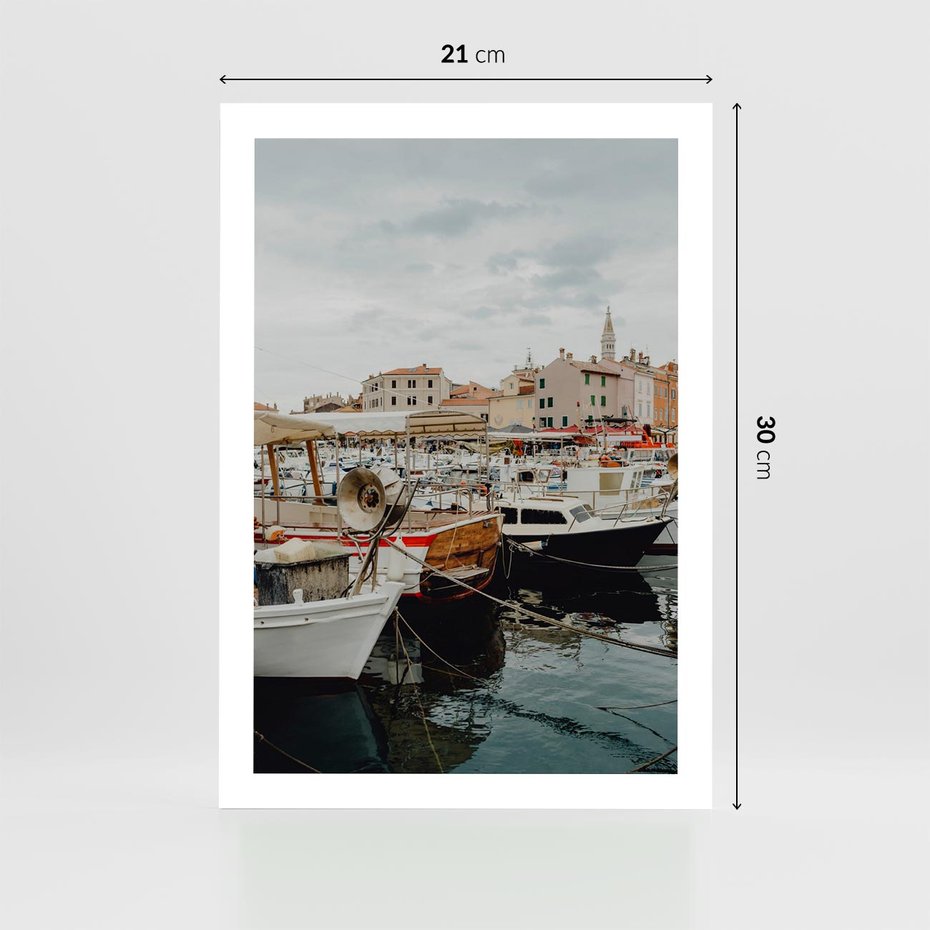 Plakat bez ramy 21x30 - Malowniczy Krajobraz Morski - morze, łódki