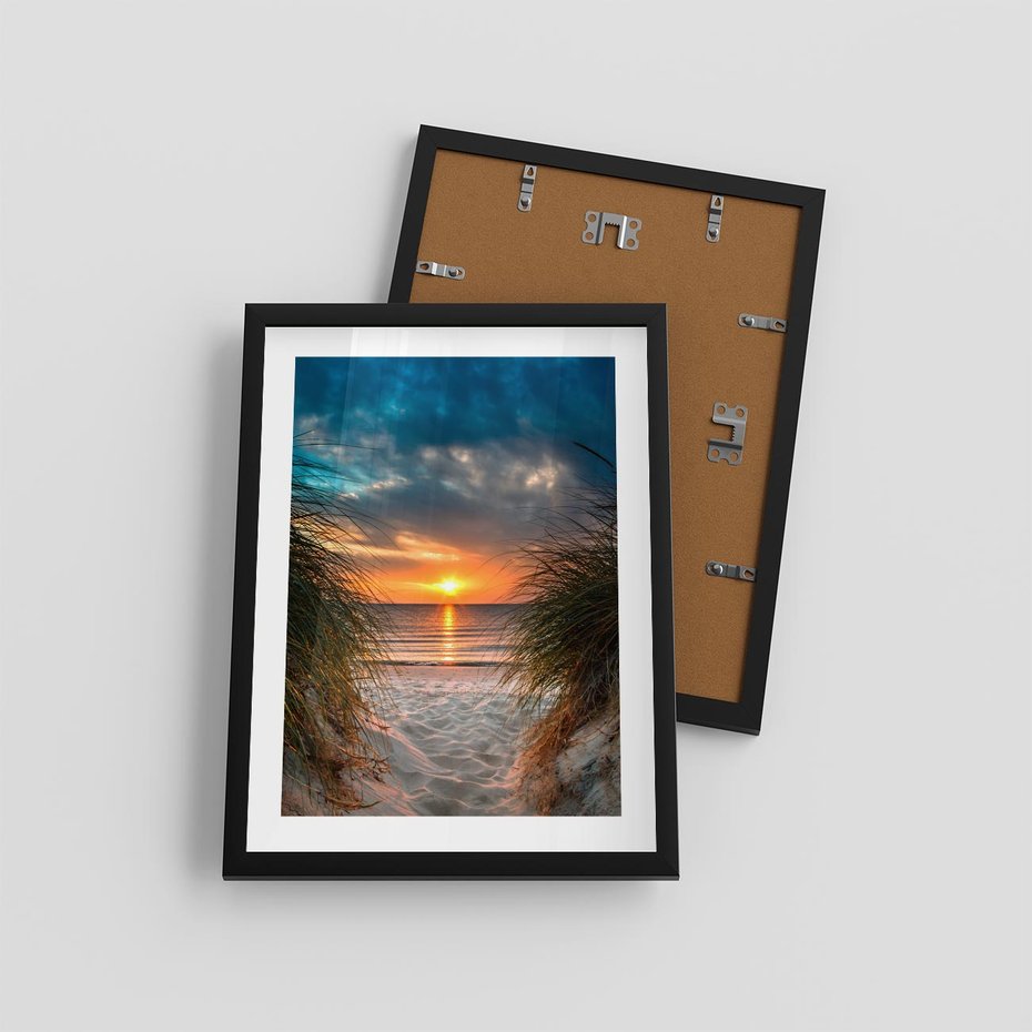 Plakat w ramie 30x40 - Magia zachodu słońca na plaży - zachód, słońca - rama czarna