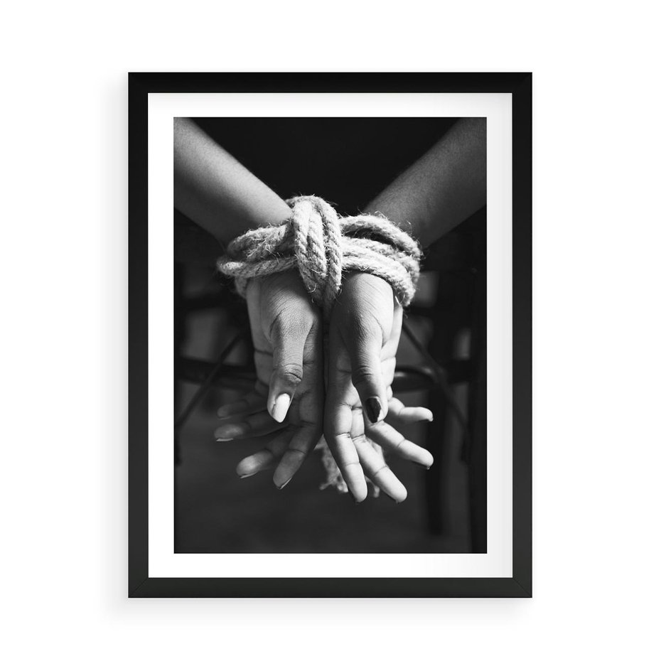 Plakat w ramie 50x70 - Splątane Uczucia - czarno biała fotografia, artystyczna - rama czarna