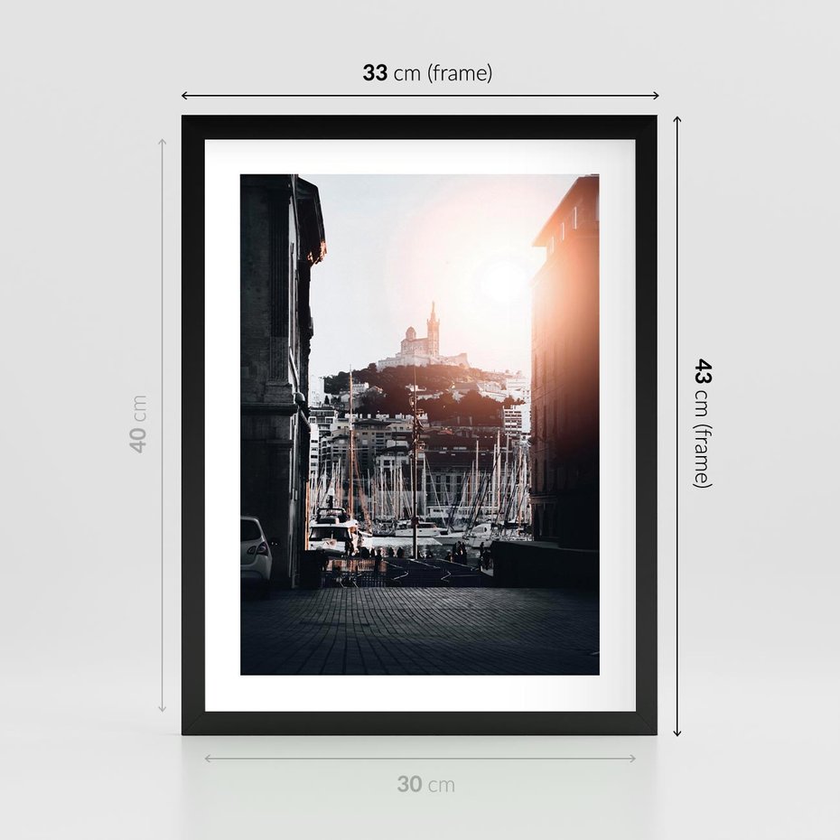 Plakat w ramie 30x40 - Światło Portowe - czarno białe zdjecie, uliczka w nadmorskim mieście - rama czarna