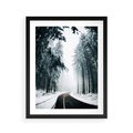 Plakat w ramie 40x50 - Droga przez Zimowy Las - drzewa, śnieg - rama czarna