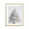 Plakat w ramie 40x50 - Zimowa Poezja w Ośnieżonym Drzewie - ośnieżone drzewo, zima - rama drewno