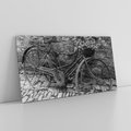 Obraz na płótnie 140x70 - Zapomniany Urok - czarno biała fotografia, stary rower oparty o mur