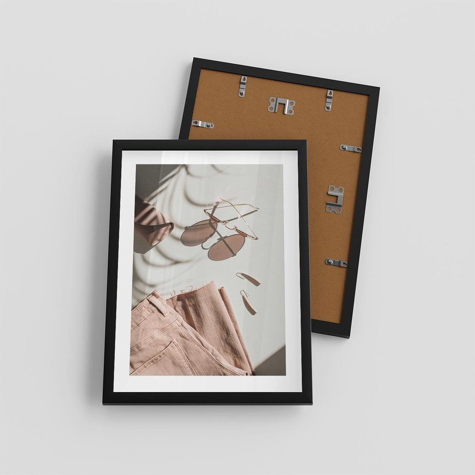 Plakat w ramie 30x40 - Urok Pudrowego Różu - zdjęcie, moda - rama czarna