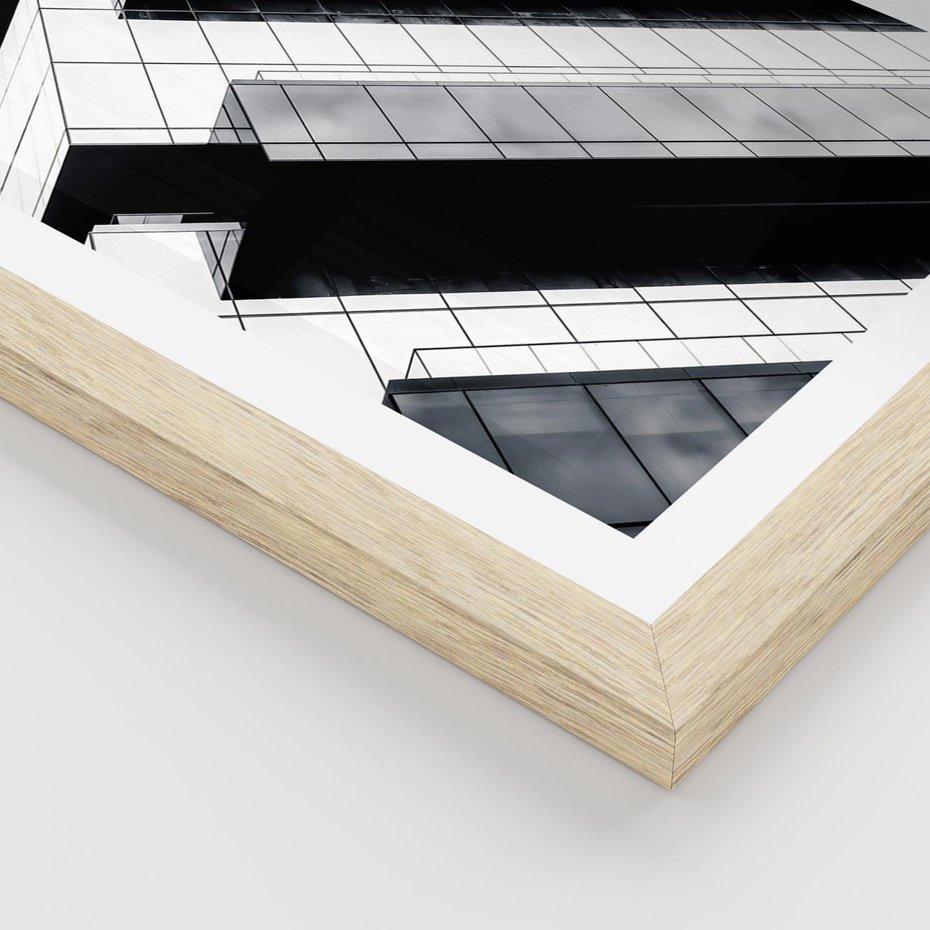 Plakat w ramie 40x50 - Nowoczesna Surowość: Wieżowiec na Czarno-Białej Grafice - architektura, wieżowiec - rama drewno