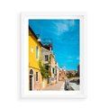 Plakat w ramie 50x70 - Przechadzka w Sercu Miasta - uliczka, perspektywa - rama biała