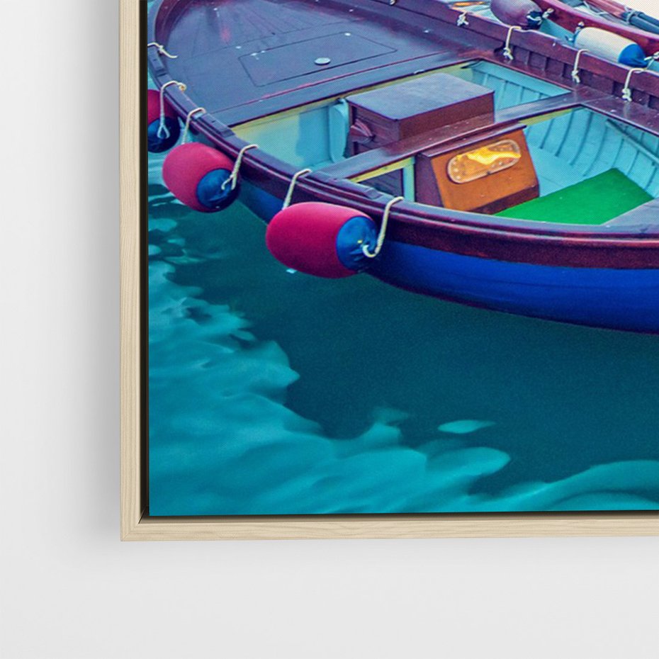 Obraz w ramie 50x70 - Tańczące kolory zachodu - nadmorskie kolorowe miast, kolorowe budynki na brzegu - rama drewno