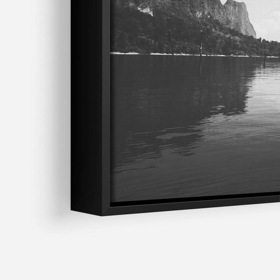 Obraz w ramie 100x70 - Beztroska Chwila - czarno biała fotografia, mężczyzna wesoło wskakuje do keziora w górach - rama czarna