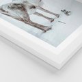 Plakat w ramie 50x70 - Magia Świąt - renifer na śniegu, śnieg - rama biała