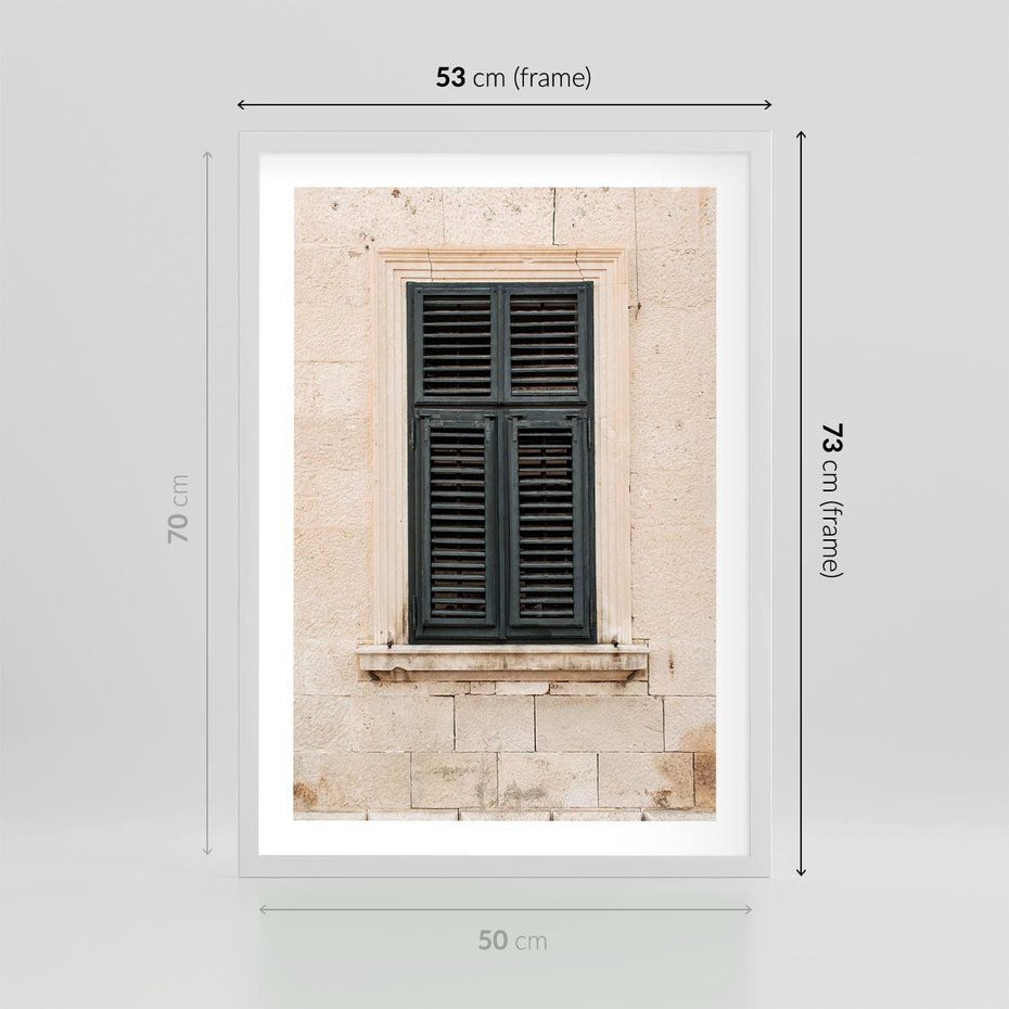 Plakat w ramie 50x70 - Urok Starego Okna z Zielonymi Okiennicami - stare okno, kamienica - rama biała