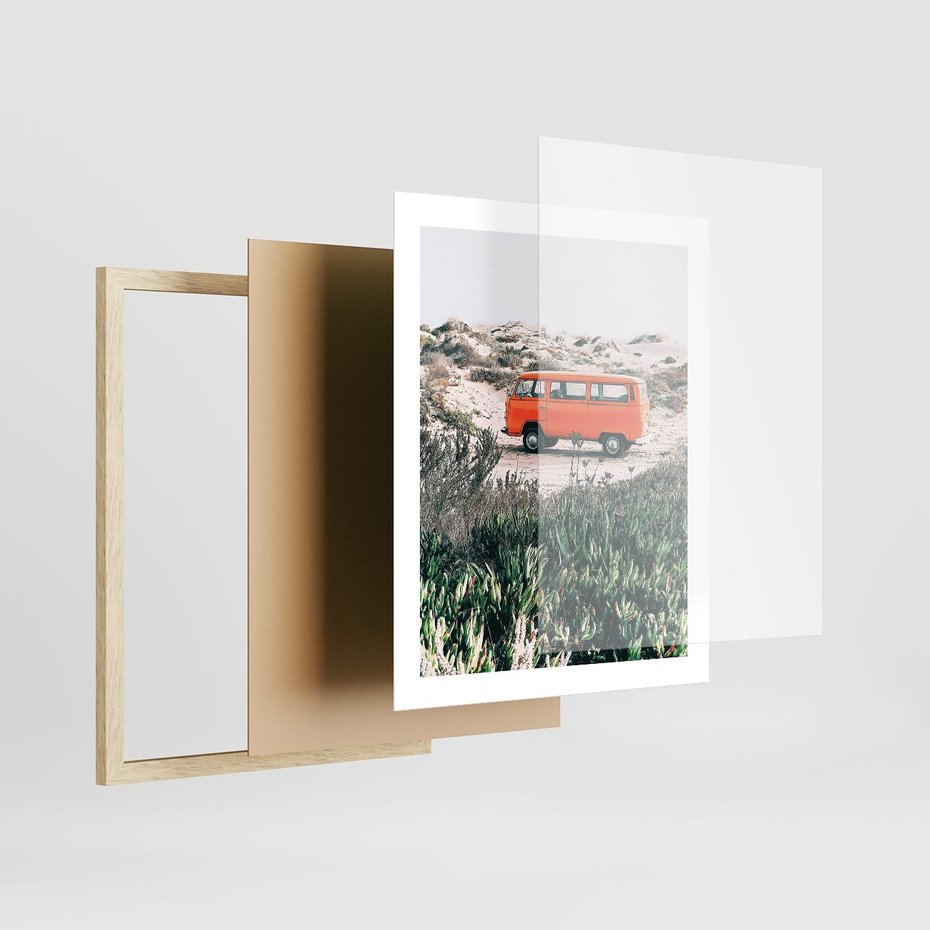Plakat w ramie 40x50 - Podróże po Pustyni - stary samochód van, pomarańczowy - rama drewno