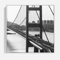 Obraz w ramie 50x50 - Ikona Miasta - most Nowy Jork, czarno biała fotografia - rama biała