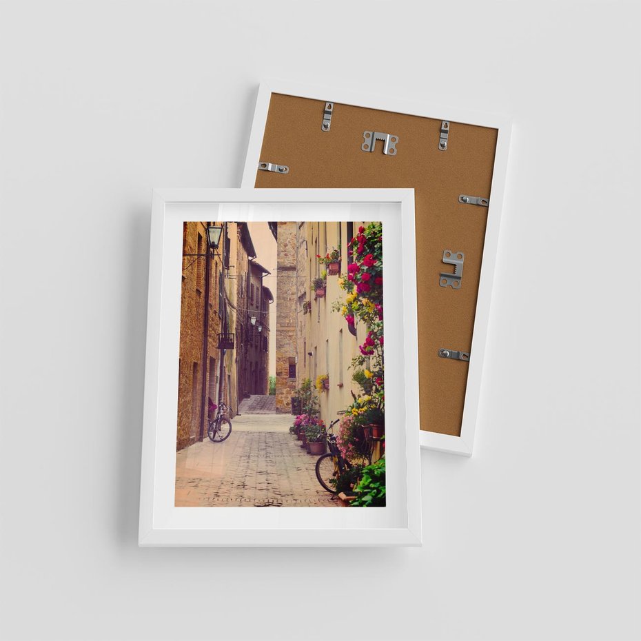 Plakat w ramie 30x40 - Rowerowa przygoda w uliczkach pełnych perspektywy - uliczka, perspektywa - rama biała