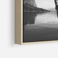 Obraz w ramie 80x80 - Beztroska Chwila - czarno biała fotografia, mężczyzna wesoło wskakuje do keziora w górach - rama drewno