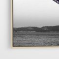 Obraz w ramie 80x80 - Majestatyczny Most - czarno biała fotografia, czerwony stalowy most nad rzeką - rama drewno