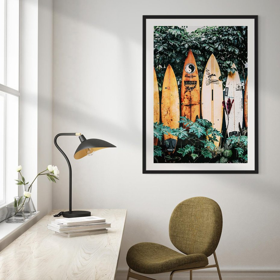 Plakat bez ramy 30x40 - Surfowanie w Harmonii z Naturą - deski surfingowe, oparte o rośliny